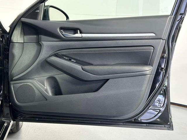 Photo of 2022 Super Black Nissan Altima