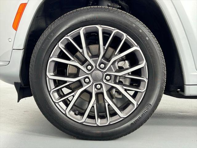 Photo of 2021 Silver Zynith Jeep Grand Cherokee L