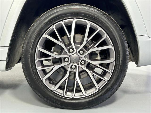 Photo of 2021 Silver Zynith Jeep Grand Cherokee L