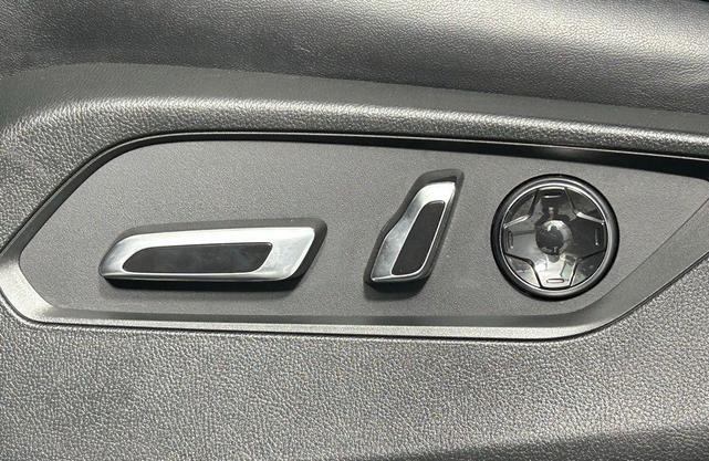 Photo of 2023 Lunar Silver Metallic Acura MDX