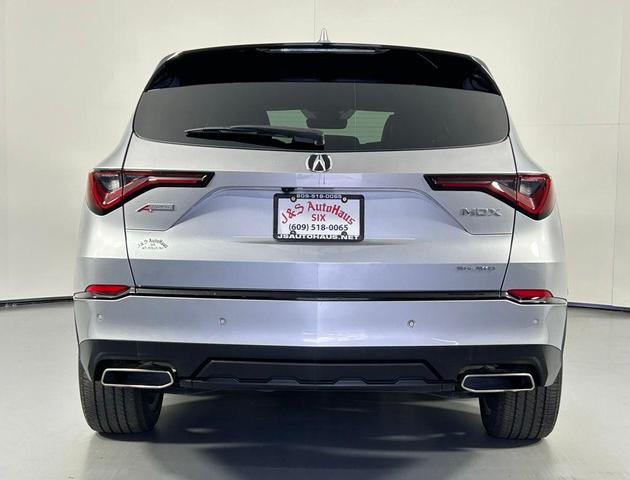 Photo of 2023 Lunar Silver Metallic Acura MDX