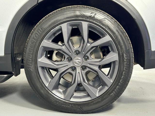 Photo of 2023 Lunar Silver Metallic Acura MDX