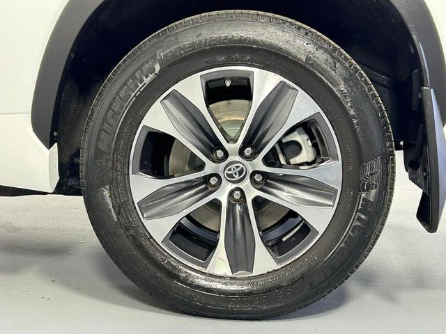 Photo of 2022 White Toyota Highlander