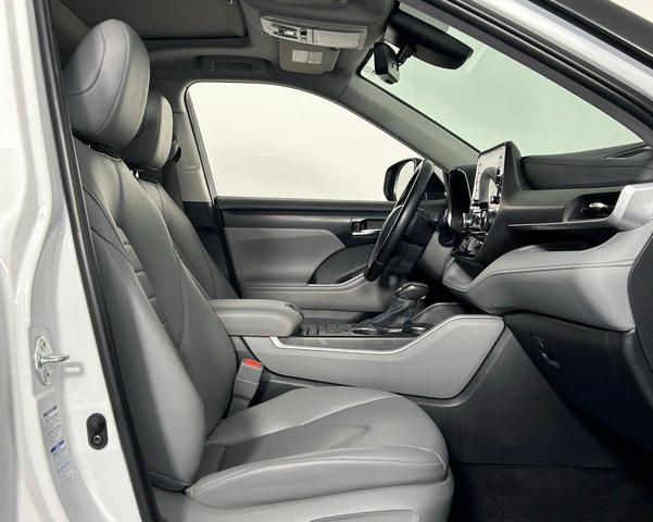 Photo of 2022 White Toyota Highlander