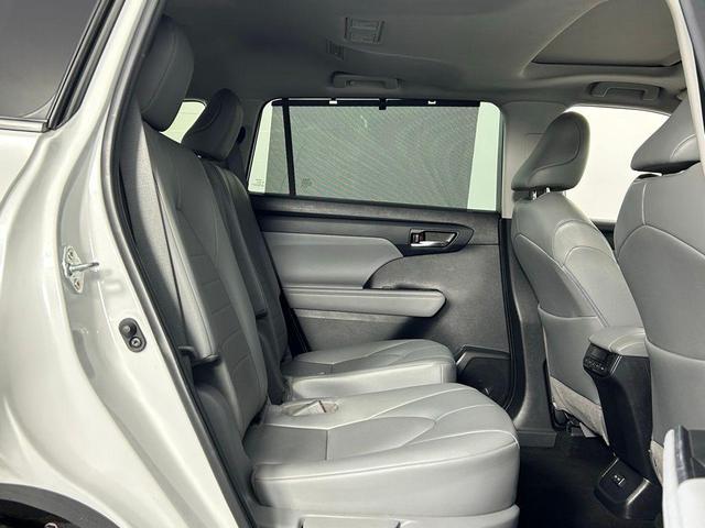 Photo of 2022 White Toyota Highlander