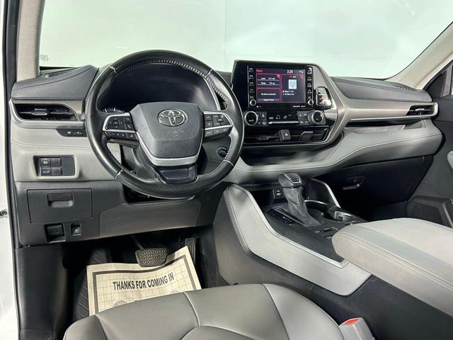 Photo of 2022 White Toyota Highlander