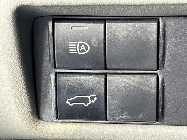 Photo of 2022 White Toyota Highlander
