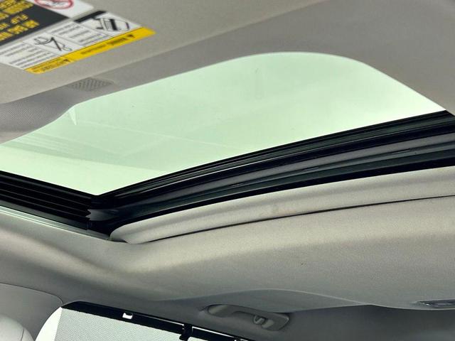Photo of 2022 White Toyota Highlander