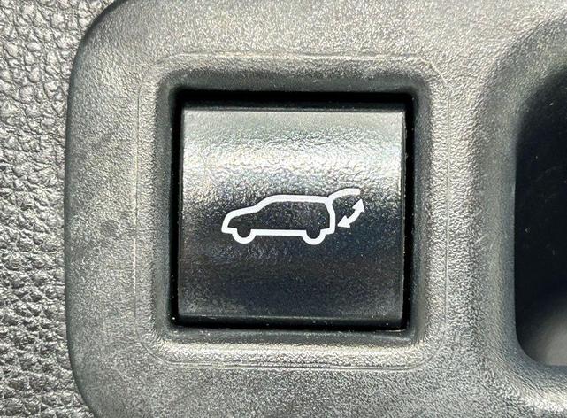 Photo of 2022 White Toyota Highlander