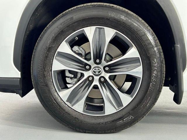 Photo of 2022 White Toyota Highlander