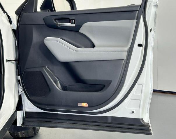 Photo of 2022 White Toyota Highlander