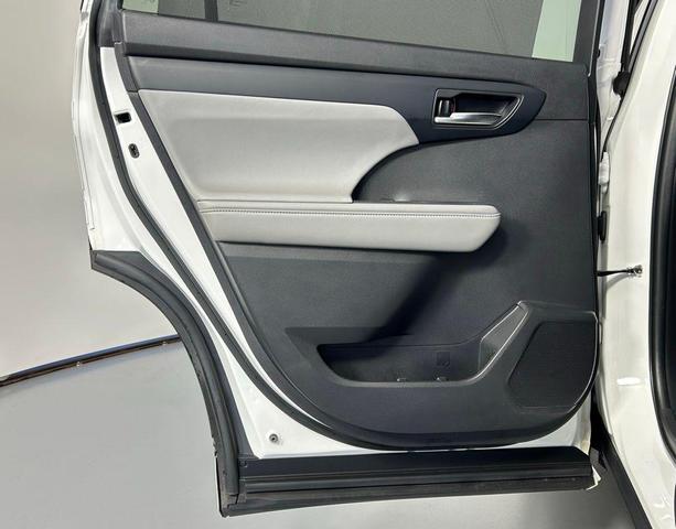 Photo of 2022 White Toyota Highlander