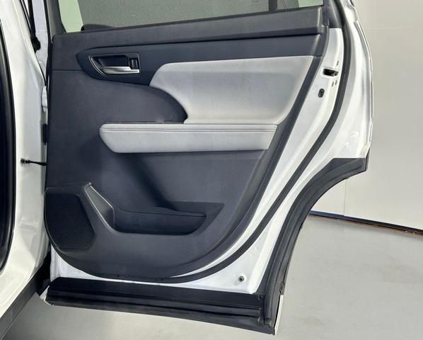 Photo of 2022 White Toyota Highlander