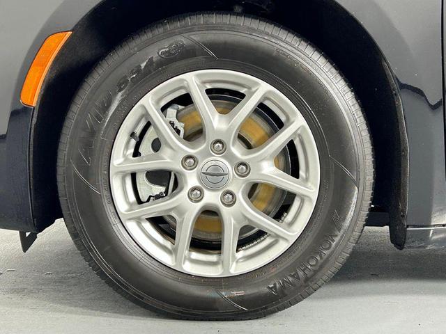 Photo of 2024 Diamond Black Crystal Pearlcoat Chrysler Pacifica