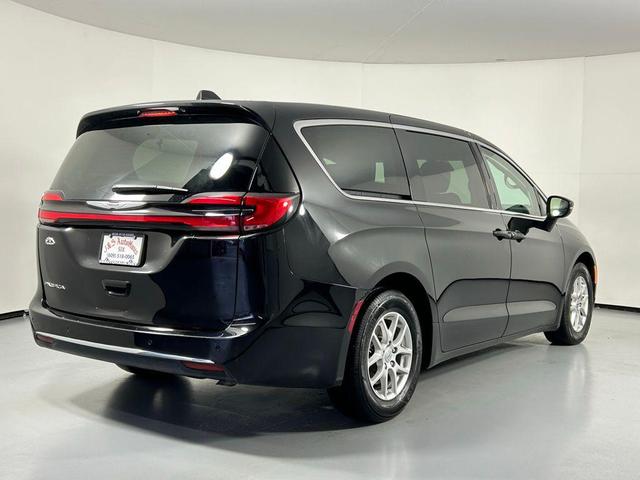 Photo of 2024 Diamond Black Crystal Pearlcoat Chrysler Pacifica