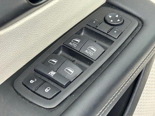 Photo of 2024 Diamond Black Crystal Pearlcoat Chrysler Pacifica