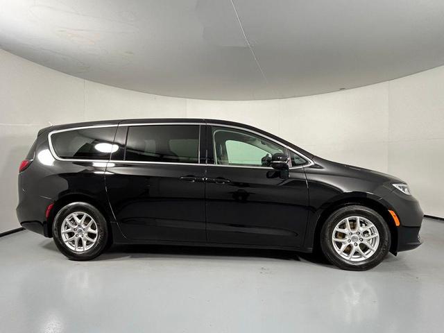 Photo of 2024 Diamond Black Crystal Pearlcoat Chrysler Pacifica