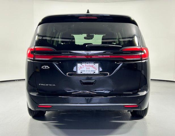 Photo of 2024 Diamond Black Crystal Pearlcoat Chrysler Pacifica