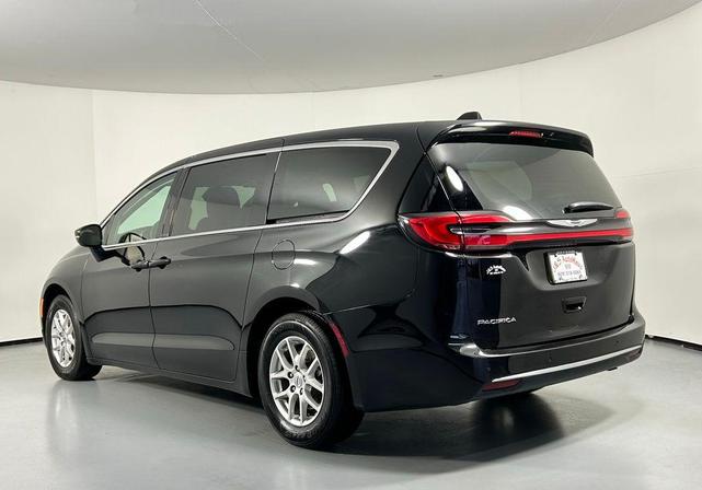 Photo of 2024 Diamond Black Crystal Pearlcoat Chrysler Pacifica