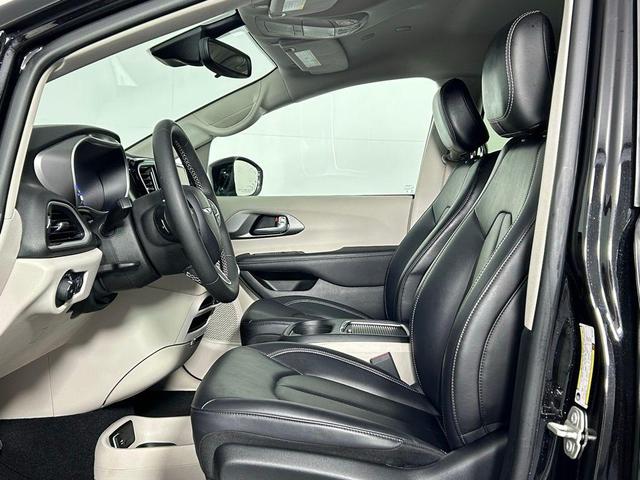 Photo of 2024 Diamond Black Crystal Pearlcoat Chrysler Pacifica