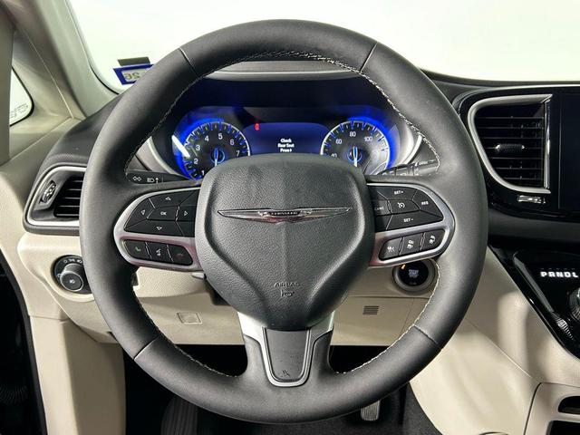 Photo of 2024 Diamond Black Crystal Pearlcoat Chrysler Pacifica