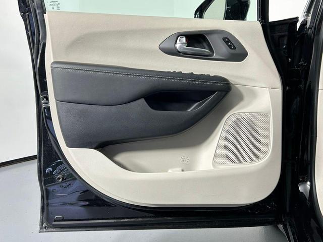 Photo of 2024 Diamond Black Crystal Pearlcoat Chrysler Pacifica