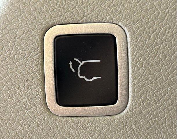 Photo of 2024 Diamond Black Crystal Pearlcoat Chrysler Pacifica