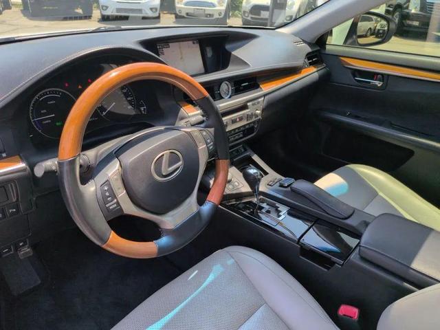 Photo of 2015 Starfire Pearl Lexus ES 300h