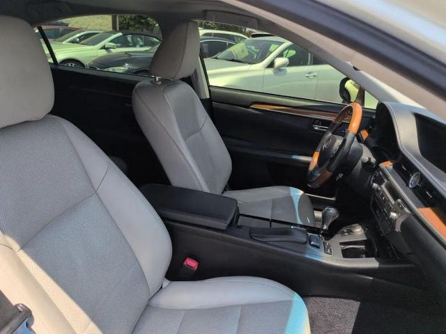 Photo of 2015 Starfire Pearl Lexus ES 300h