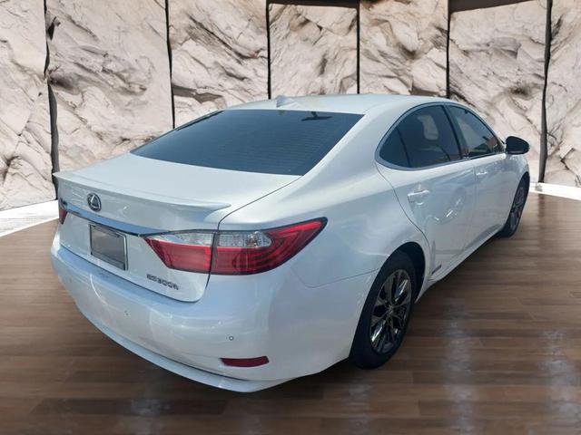 Photo of 2015 Starfire Pearl Lexus ES 300h