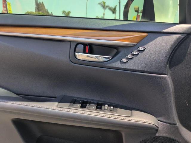 Photo of 2015 Starfire Pearl Lexus ES 300h