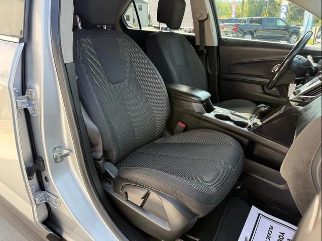 Photo of 2017 Silver Ice Metallic Chevrolet Equinox