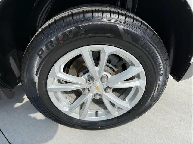 Photo of 2017 Silver Ice Metallic Chevrolet Equinox