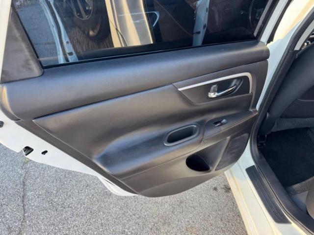 Photo of 2018 White Nissan Altima