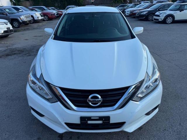 Photo of 2018 White Nissan Altima