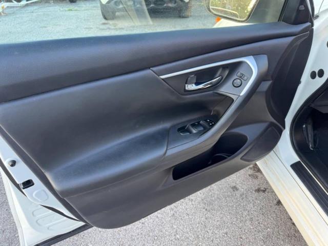 Photo of 2018 White Nissan Altima