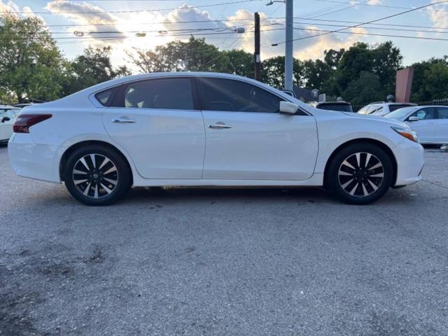 Photo of 2018 White Nissan Altima