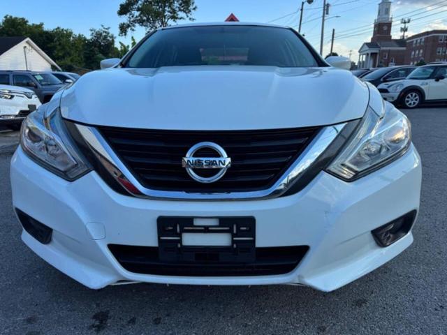 Photo of 2018 White Nissan Altima