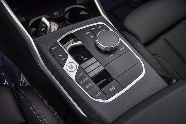 Photo of 2025 Alpine White BMW 330