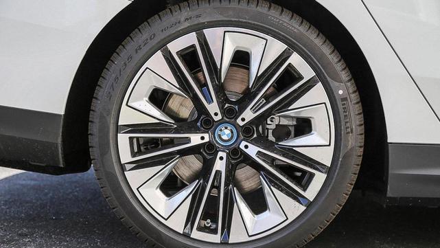 Photo of 2025 Alpine White BMW i5