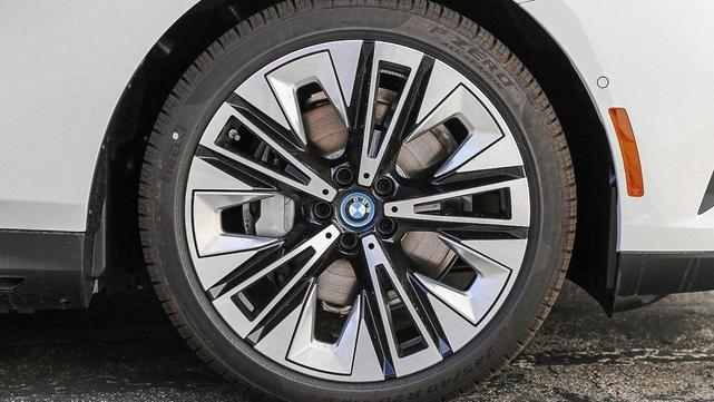 Photo of 2025 Alpine White BMW i5