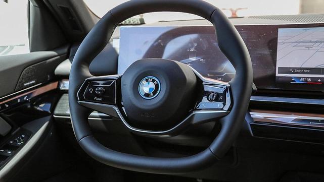 Photo of 2025 Alpine White BMW i5