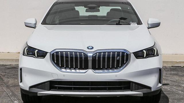 Photo of 2025 Alpine White BMW i5