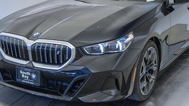Photo of 2025 Black Sapphire Metallic BMW i5