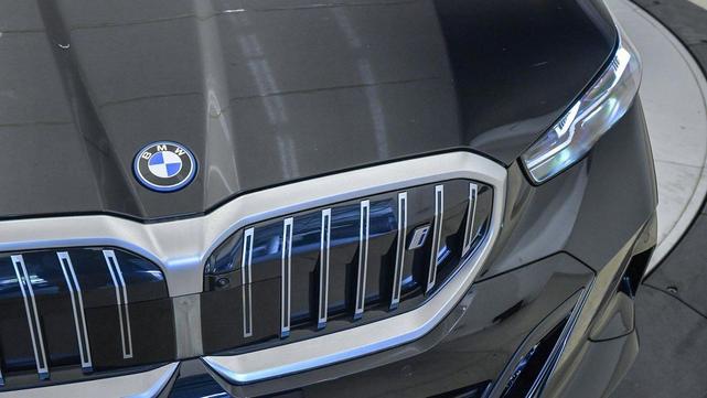Photo of 2025 Black Sapphire Metallic BMW i5