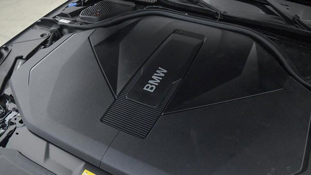 Photo of 2025 Black Sapphire Metallic BMW i5