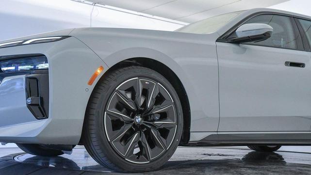 Photo of 2025 Brooklyn Grey Metallic BMW 760