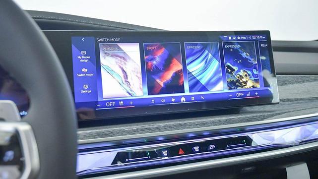 Photo of 2025 Brooklyn Grey Metallic BMW 760