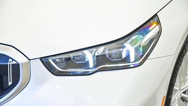 Photo of 2025 Mineral White Metallic BMW 530