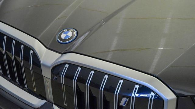 Photo of 2025 Dark Graphite Metallic BMW i5